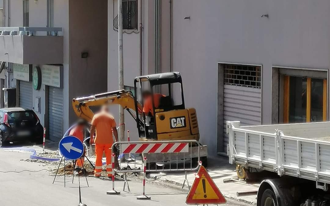 Reggio, scavi e lavori nell’asfalto nuovo di via Reggio Campi