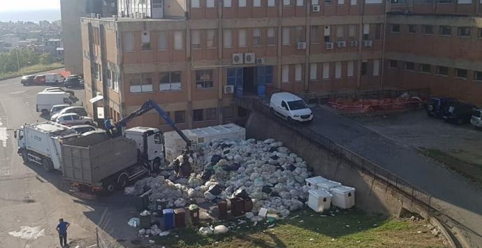 Locri, rimossi i rifiuti accumulati fuori dall’ospedale