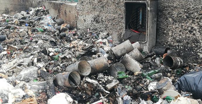Emergenza rifiuti, ancora fiamme a Lazzaro. La denuncia dell’Ancadic