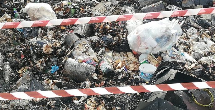 Emergenza rifiuti, ancora fiamme a Lazzaro. La denuncia dell’Ancadic