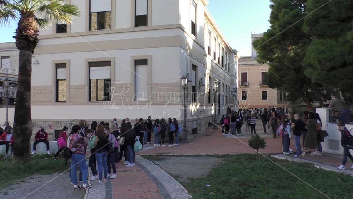 Reggio Calabria, scuola: tra distanziamenti e mascherine da oggi il ritorno in classe