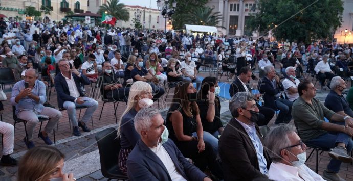 Gelmini suona la carica da piazza Castello: «Date un futuro a questa città votando per Minicuci»