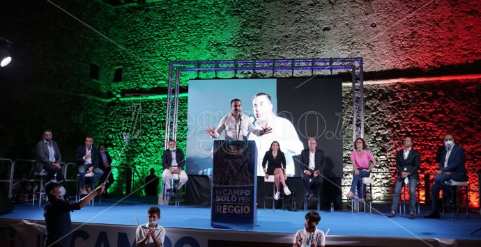 Gelmini suona la carica da piazza Castello: «Date un futuro a questa città votando per Minicuci»