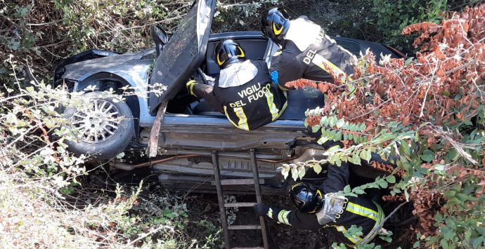 Trovata auto in un dirupo, vigili del fuoco salvano un uomo