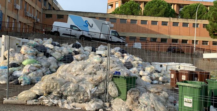 Locri, l’ospedale sommerso dai rifiuti. Botta e risposta Fortugno-Calabrese