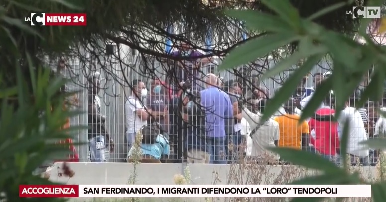 I migranti impediscono la rimozione di venti tende: tensioni a San Ferdinando