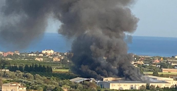 Vasto incendio a Siderno, domani scuole chiuse