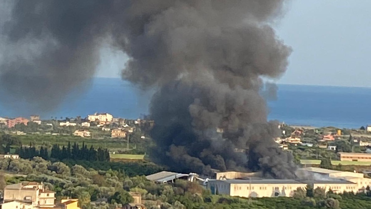 Vasto incendio a Siderno, domani scuole chiuse