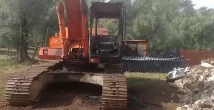 Palmi, raid incendiario nella notte: distrutto un escavatore dell’impresa edile Mel Fer