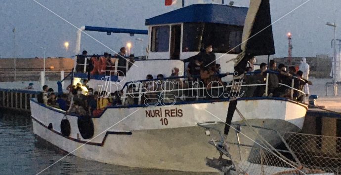 Nuovo sbarco di migranti a Roccella Jonica: arrivano in 165 su un barcone