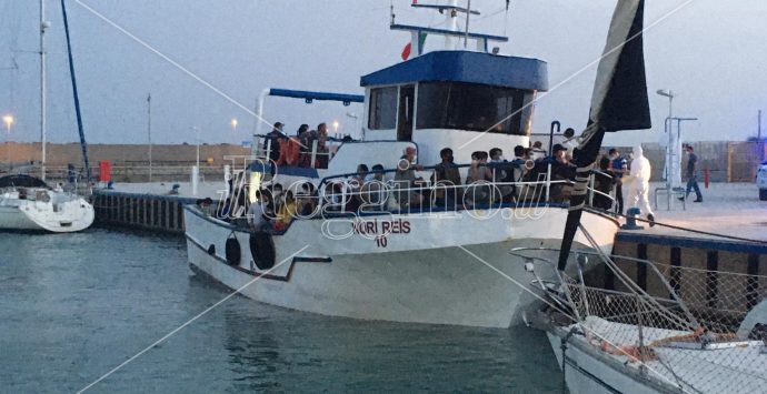 Nuovo sbarco di migranti a Roccella Jonica: arrivano in 165 su un barcone