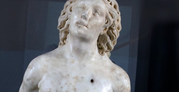 Oppido Mamertina, la statua di San Sebastiano in partenza dal museo diocesano verso il Louvre