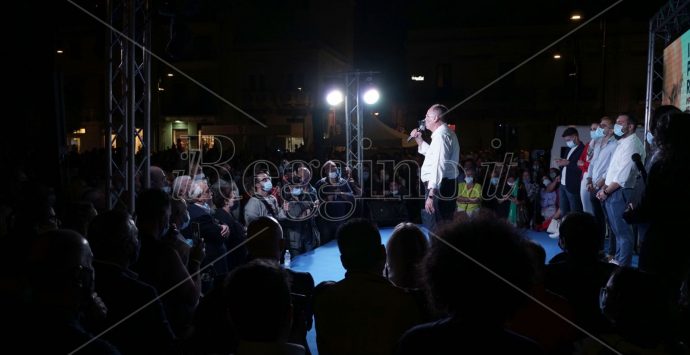 Elezioni Reggio, bagno di folla per Minicuci in Piazza Duomo: «Faremo rinascere la città»