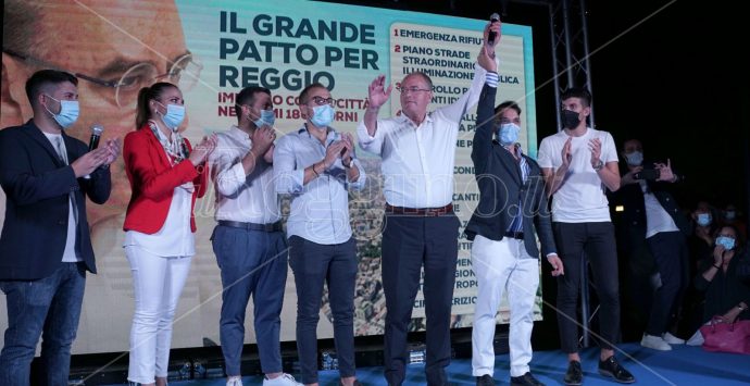 Elezioni Reggio, bagno di folla per Minicuci in Piazza Duomo: «Faremo rinascere la città»
