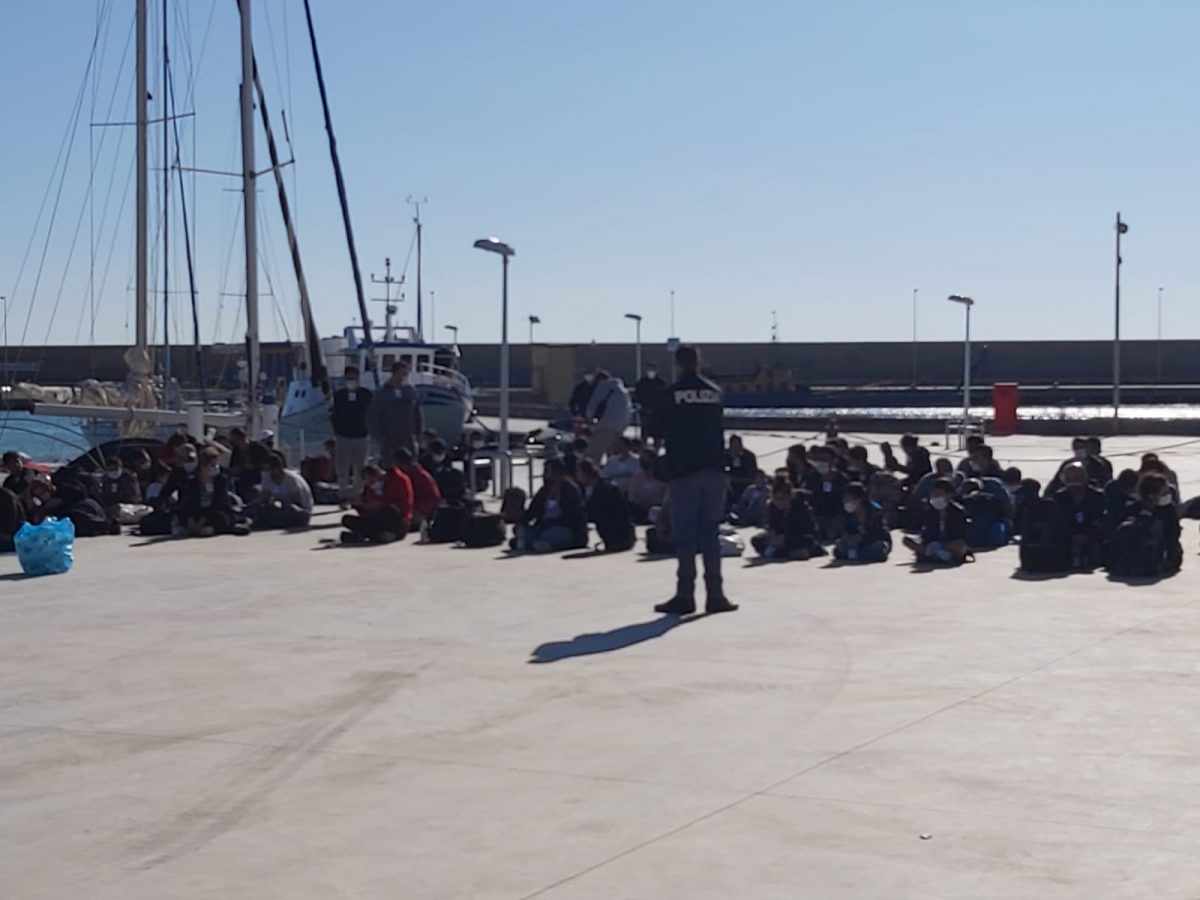 Nuovo sbarco a Roccella Jonica, arrivati 98 migranti. Tanti bambini