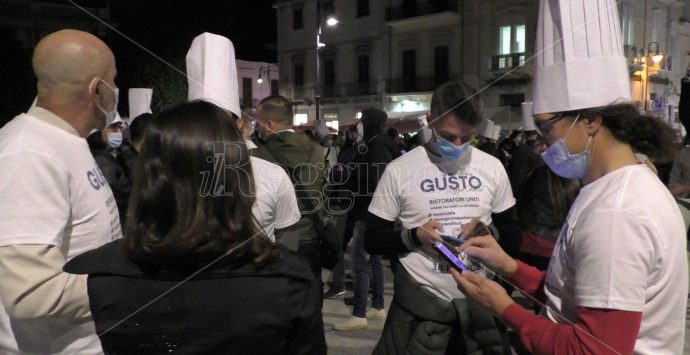 «Fermiamo il virus, non l’economia». Commercianti e artigiani in piazza a Reggio