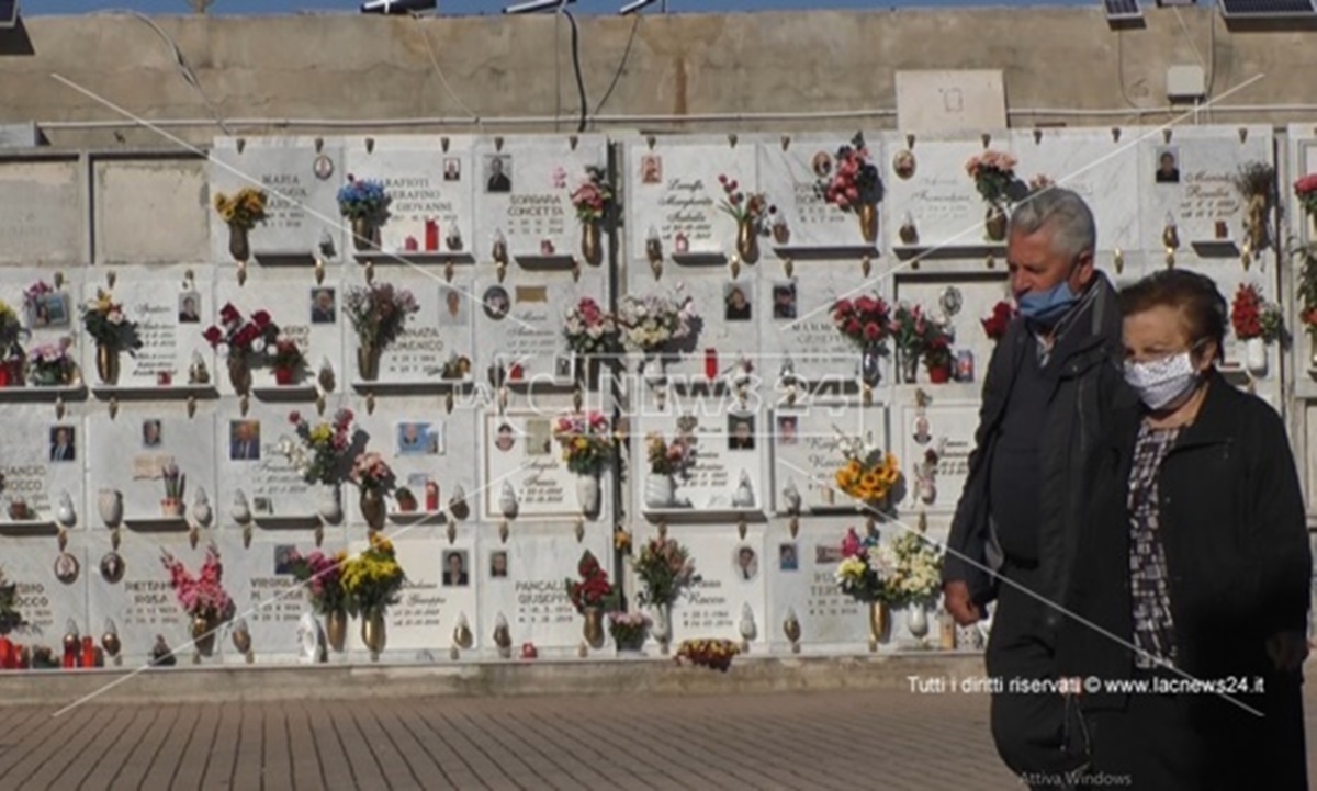Cimitero di Condera, Imbalzano: «Salme accatastate nelle sale mortuarie o depositate sul pavimento»