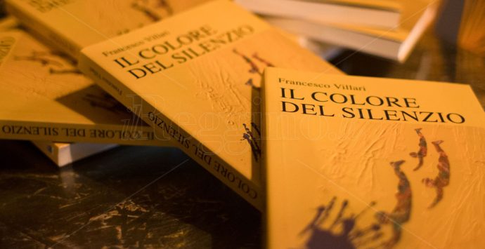 Cultura, presentato ad Agapào: “Il silenzio del colore” di Francesco Villari