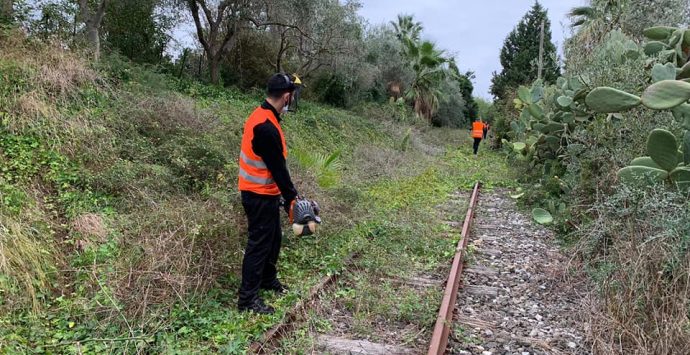 Linee taurensi, volontari al lavoro per ripulire la ferrovia