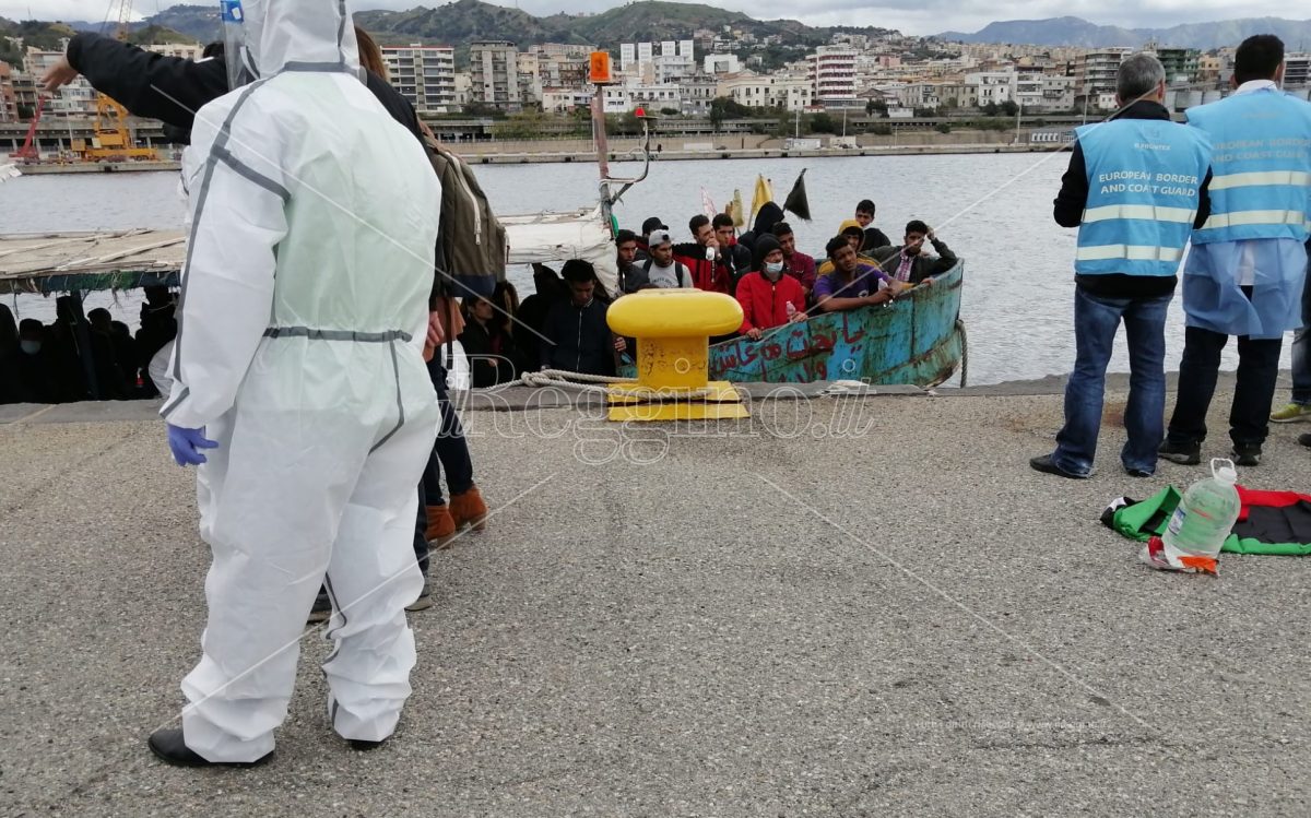 Roccella Jonica, nuovo sbarco di migranti: soccorse 98 persone