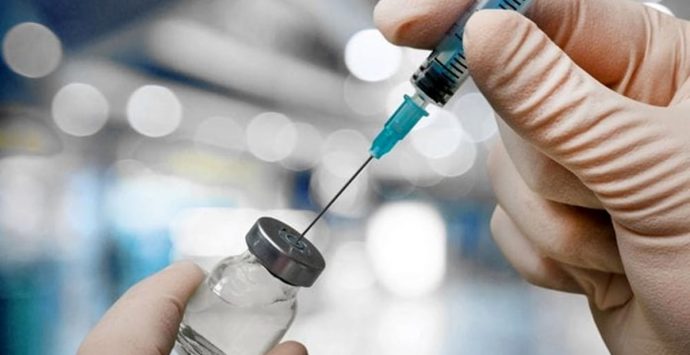 Vaccino anti-Covid, la Calabria resta ultima in Italia: 5.603 dosi somministrate
