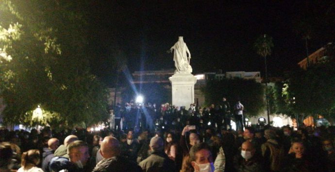Calabria zona rossa, Reggio si mobilita: in migliaia in protesta in piazza Italia