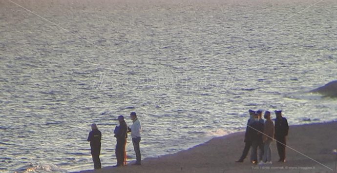 Cadavere rinvenuto sulla spiaggia di Camini. Un migrante disperso in mare?