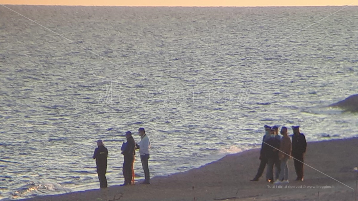 Cadavere rinvenuto sulla spiaggia di Camini. Un migrante disperso in mare?