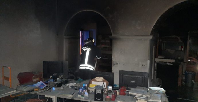 Locri, incendio nella biblioteca comunale a Palazzo Nieddu
