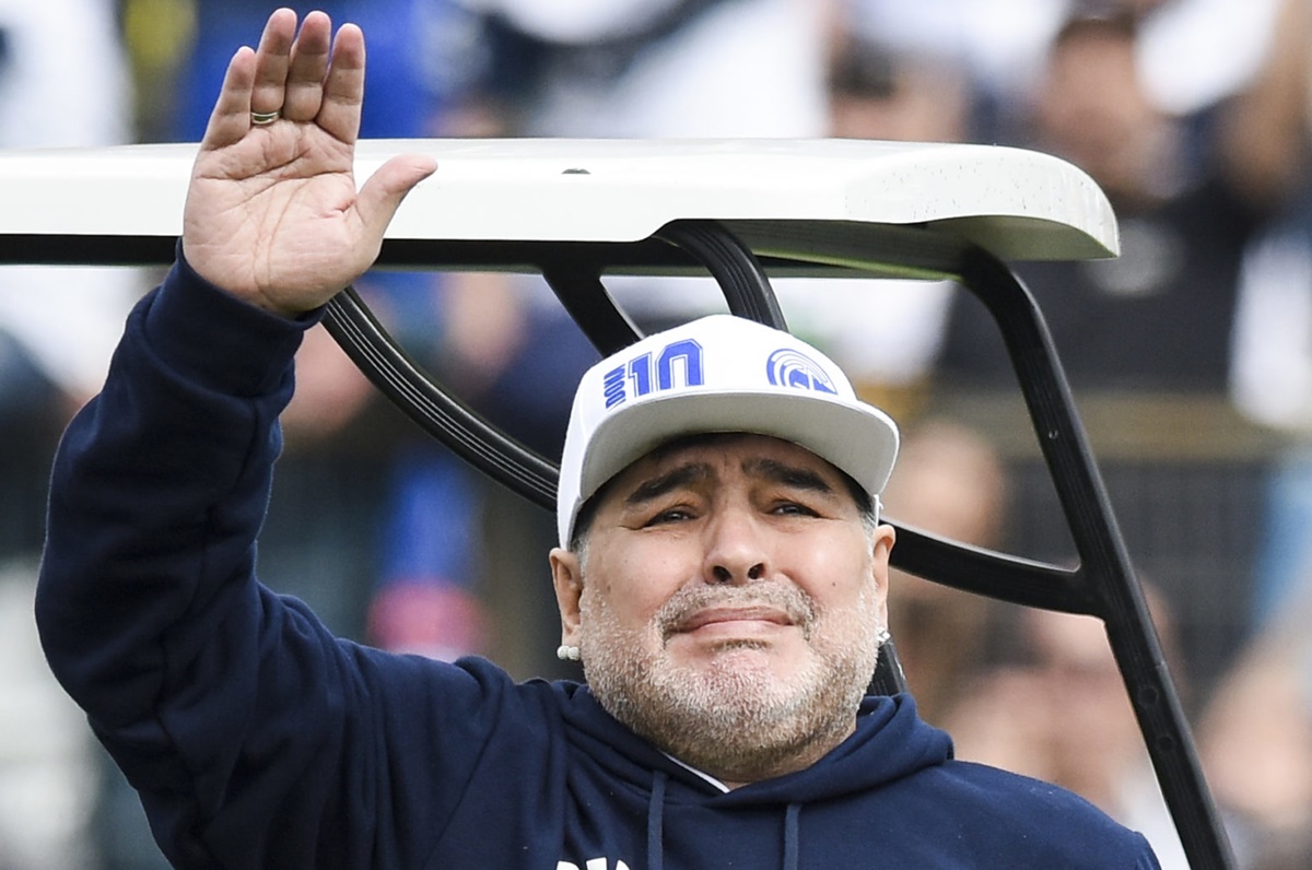 È morto Diego Armando Maradona. Il mondo del calcio in lutto