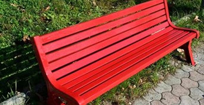 Giornata contro la violenza sulle donne a Reggio, Atam inaugura una panchina rossa