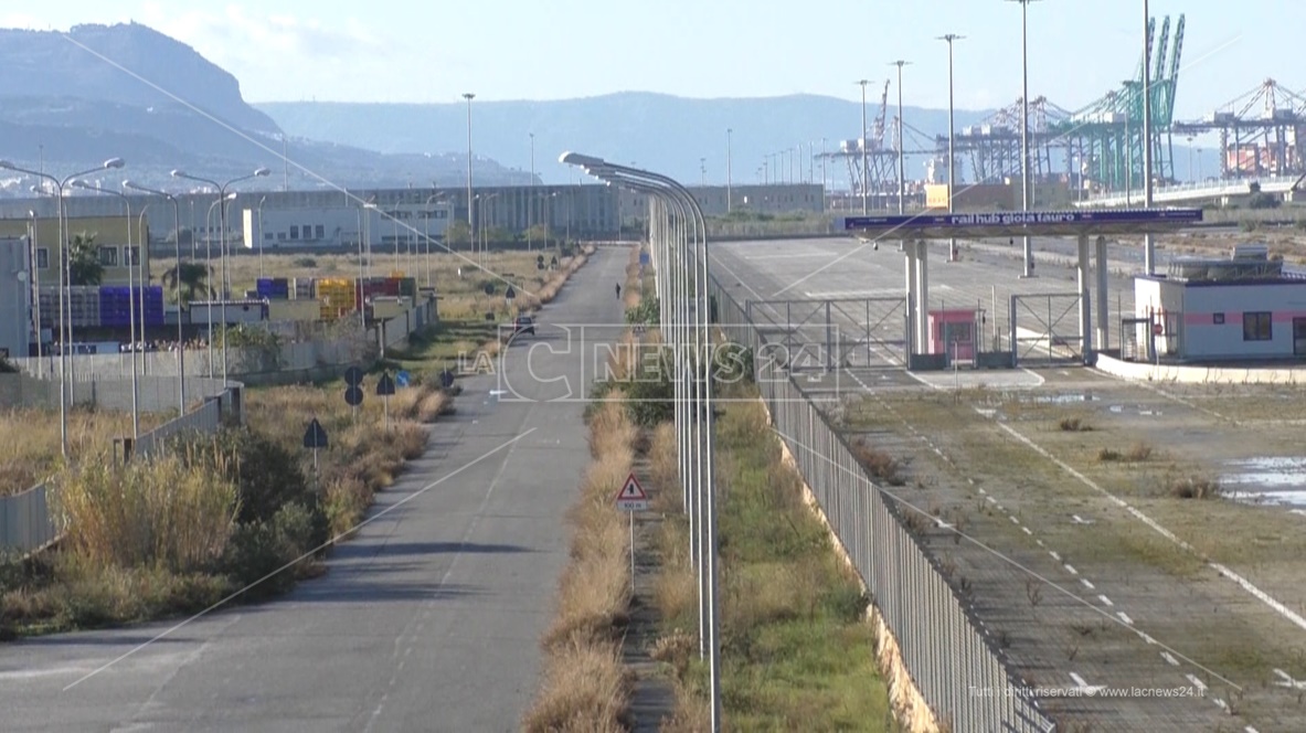 Gateway ferroviario a Gioia, la contesa fra Autorità portuale e Corap blocca il decollo dell’opera