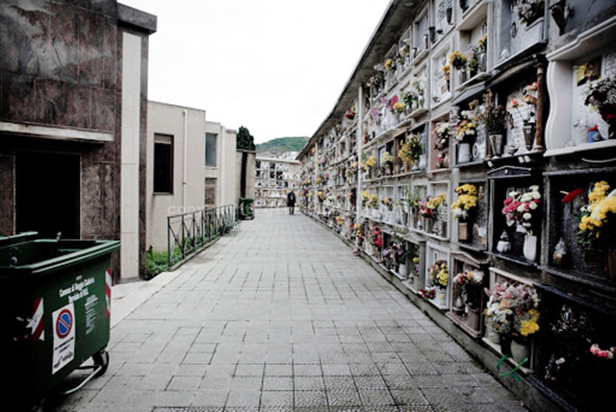 “Cemetery boss”, rinviato a giudizio l’ex responsabile dei cimiteri del Comune di Reggio