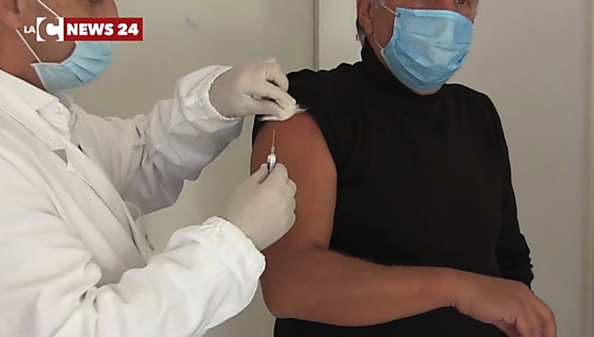Vaccini Covid, consegnate in Calabria 14mila dosi: tutte destinate ai richiami, slitta il piano