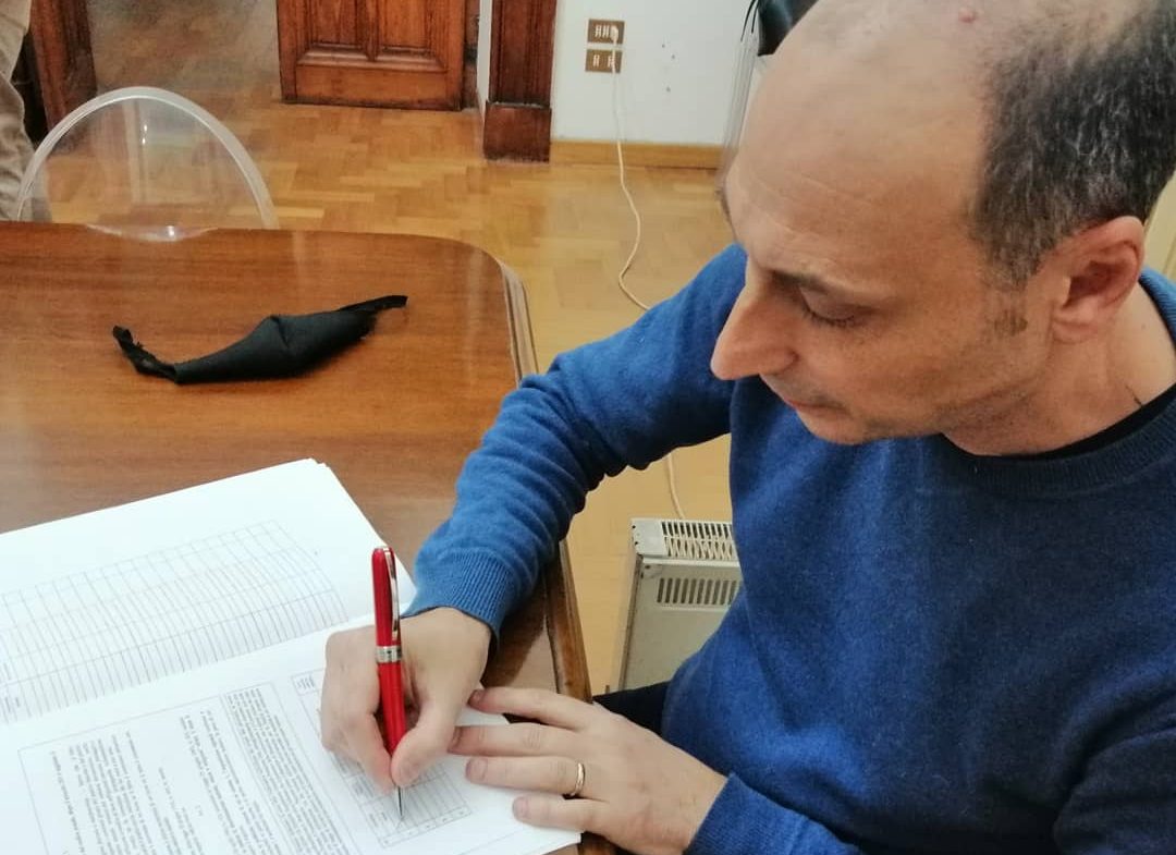 Reggio, sindaco e giunta firmano per la legge contro i simboli fascisti e nazisti
