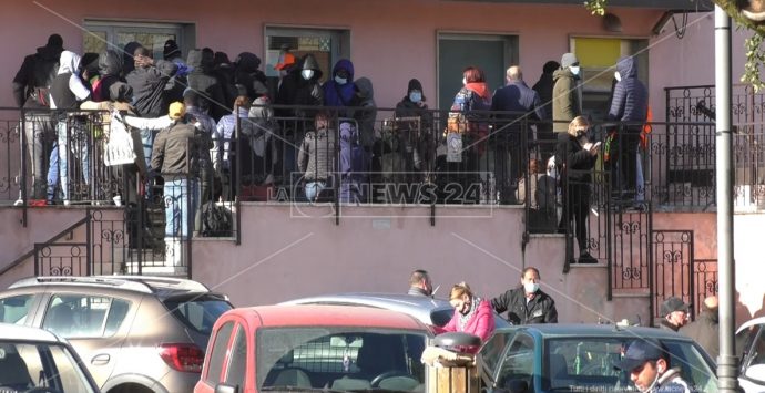 Assembramenti in fila alle poste a Rosarno, la rabbia dei cittadini: «Trattati come pecore»