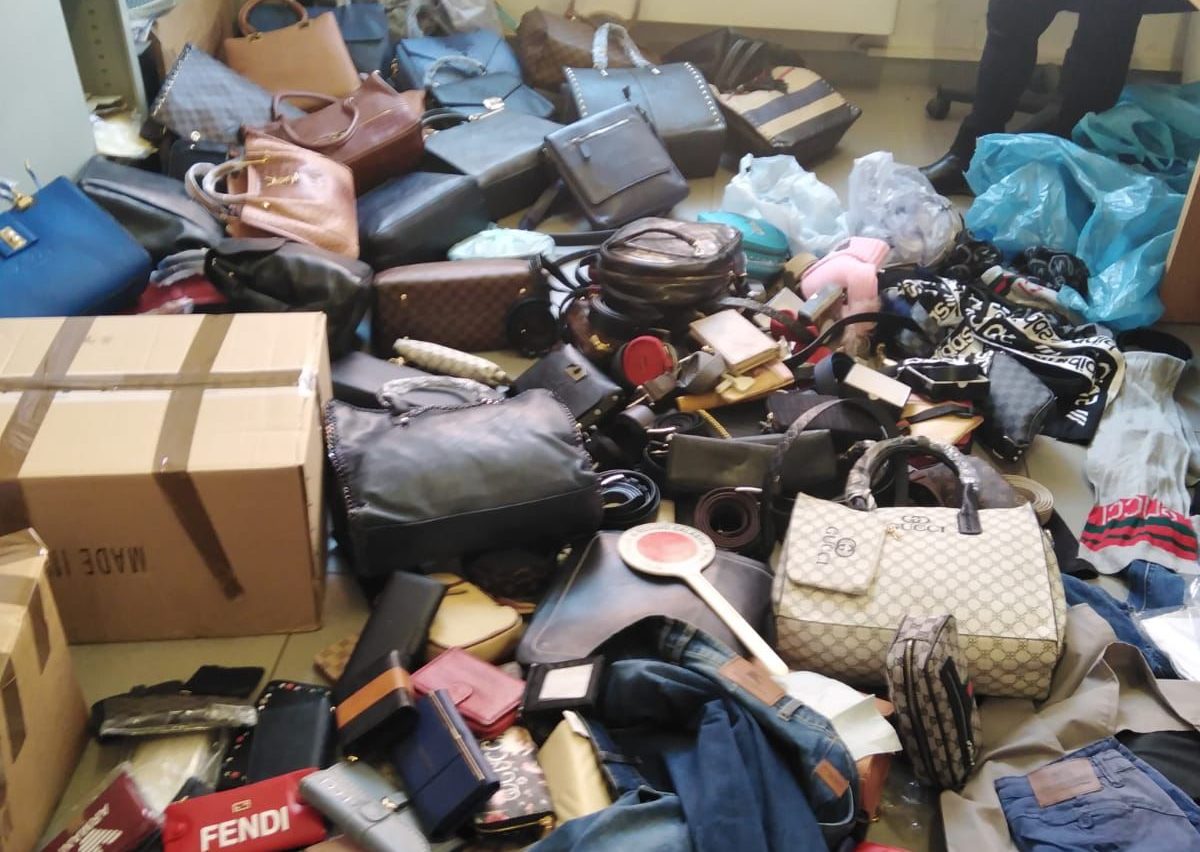 Reggio, municipale sequestra 3700 pezzi  di merce contraffatta
