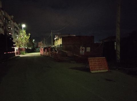 Strada al buio da due anni, il Comune: «Non ci sono lampadine»