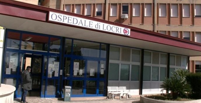 Ospedale di Locri, i comitati chiedono lo stop alle restrizioni Covid: «Fateci vedere i nostri familiari»