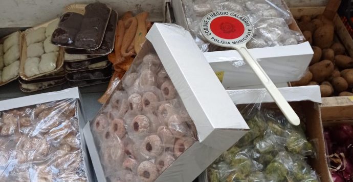 Polizia locale: maxi sequestro di cibo e capi d’abbigliamento al mercato di Piazza del Popolo