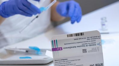 Vaccino AstraZeneca sospeso per tutti in Olanda