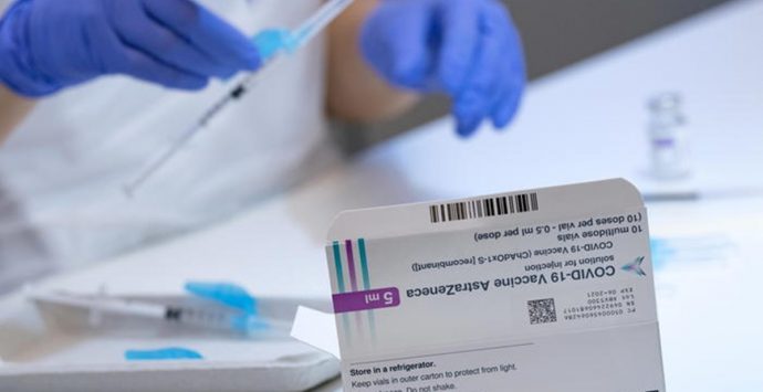 Covid, dramma a Crotone: donna muore dopo la prima dose del vaccino Astrazeneca