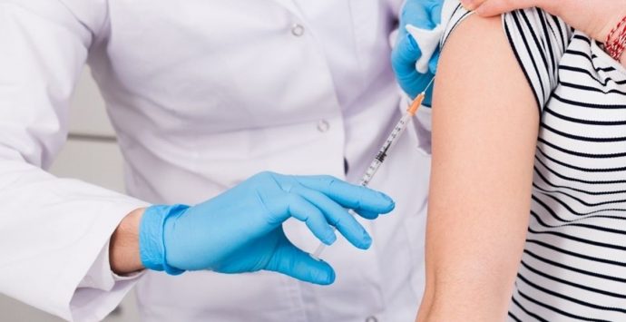 Caos vaccini: a Taurianova l’Asp prima convoca i docenti, poi rinvia tutto «a data da destinarsi»