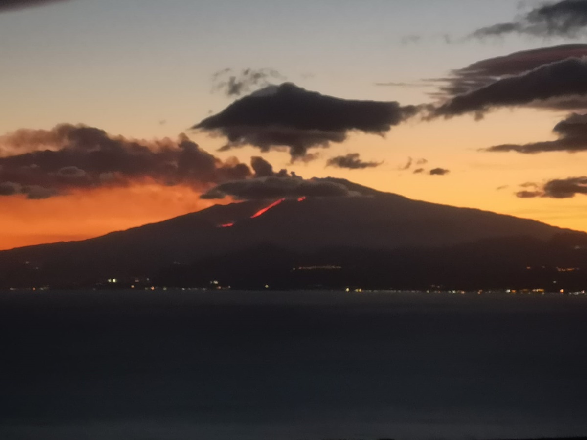 Etna, nuova eruzione in corso. Spettacolo visto anche da Reggio Calabria