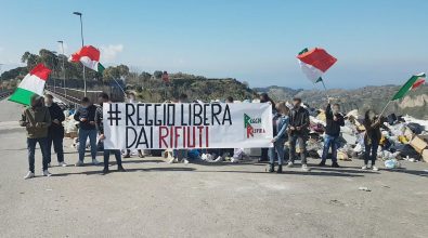 Emergenza rifiuti, flash mob del comitato “Reggio respira”