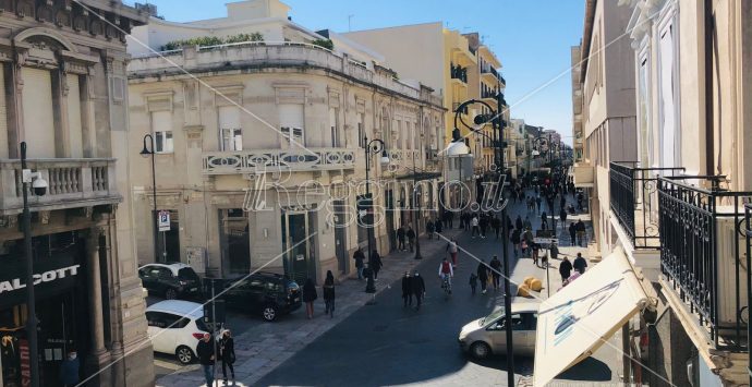 Reggio, assaggio di primavera: in migliaia a passeggio per le vie del centro