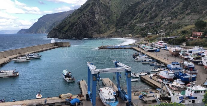 Porto di Bagnara sequestrato, scoppia la rivolta dei pescatori: «Fateci lavorare»