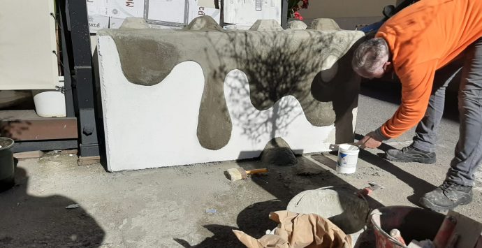 “Blob”, l’installazione di Rogolino che trasforma i new jersey in opera d’arte