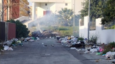 Emergenza rifiuti a Reggio Calabria, ancora incendi dietro il parco Botteghelle