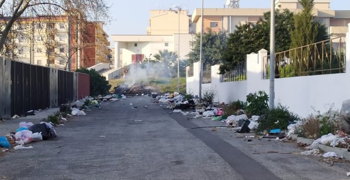 Emergenza rifiuti a Reggio Calabria, ancora incendi dietro il parco Botteghelle